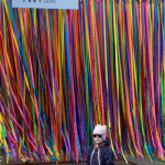 Labyrinth aus bunten Bänden (26.000 Meter des Bandes)